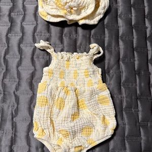 Organic baby romper with hat. 3-6M adorable lemon print 🍋
